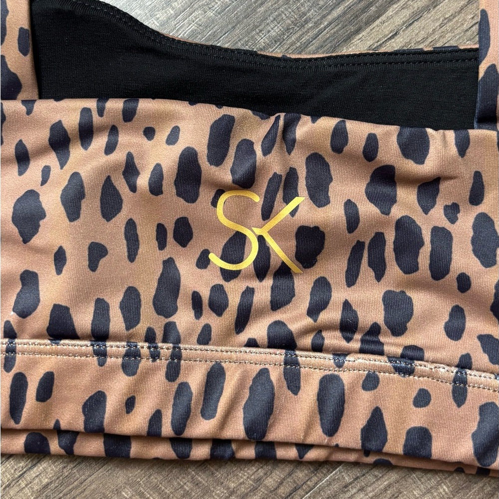 Women's Scoop Neck Sports Bra Leopard Print Activewear Top - Picture 4 of 5